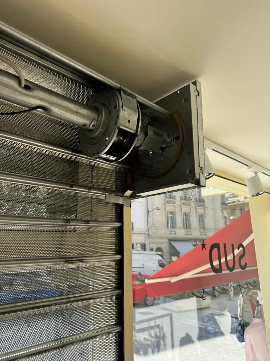 Motorisation de rideau métallique à Paris 8